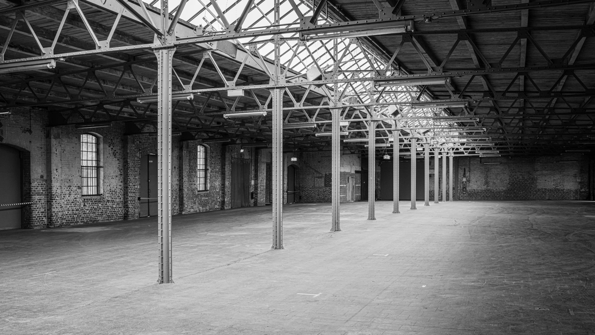Die Gießhalle als Schwarz-Weiß-Foto
